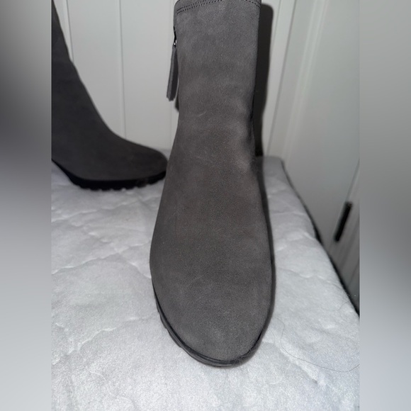 Waterproof Blondo Gray Heeled Boots with Sleek Design from Naturalizer - Picture 3 of 8
